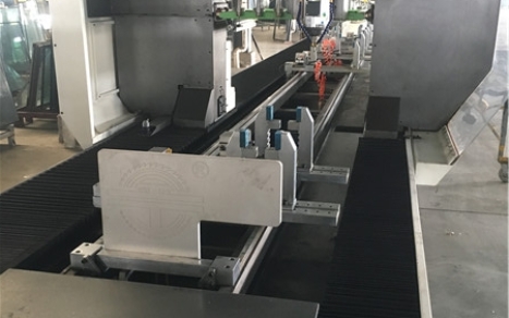 Unit type curtain wall four axis machining center