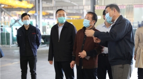 2020年04月30日，市工信局副局長謝萬寶，縣工信局局長周興干，副局長朱光莆等相關(guān)領(lǐng)導(dǎo)到江蘇景泰玻璃有限公司視察